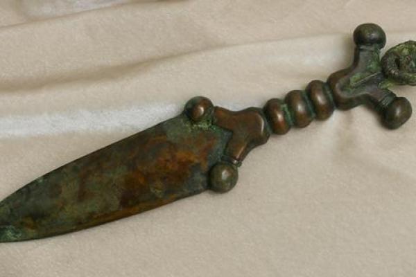 匕鬯不惊比喻什么生肖(匕鬯无惊打一动物)