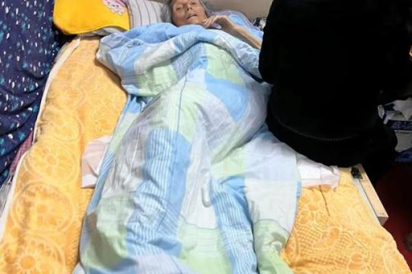 女人梦见家里健在的老人去世 女人梦见家里健在的老人去世