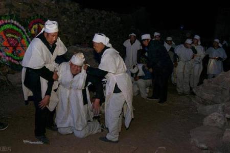 梦见办丧事的场面好多人