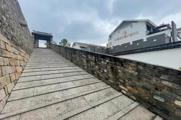 南天门上显红威指什么生肖(南天门上是神仙是什么生肖)