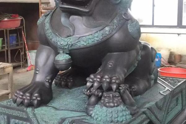 风水铜狮子如何分辨公母怎么区分 风水铜狮子如何分辨公母怎么区分