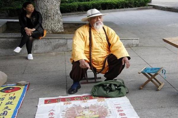 农村瞎子算命先生是谁 农村瞎子算命先生是谁