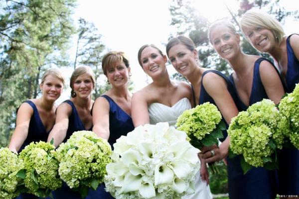 12星座伴娘最配哪套服装