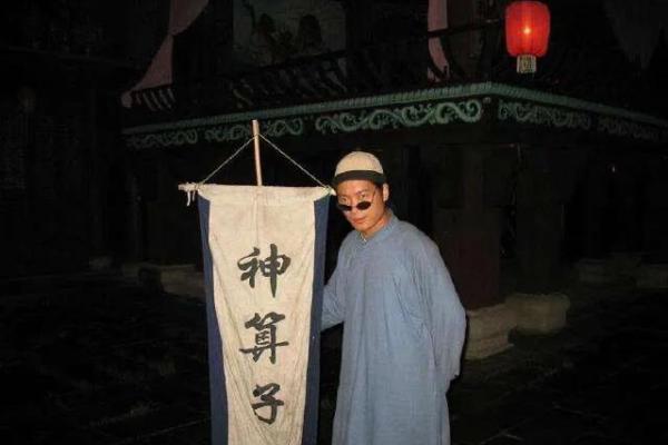 河南俩算命先生为争地盘吵架,围观者感叹可以算别人不能算自己? 河南俩算命先生为争地盘吵架,围观者感叹可以算别人不能算自己?