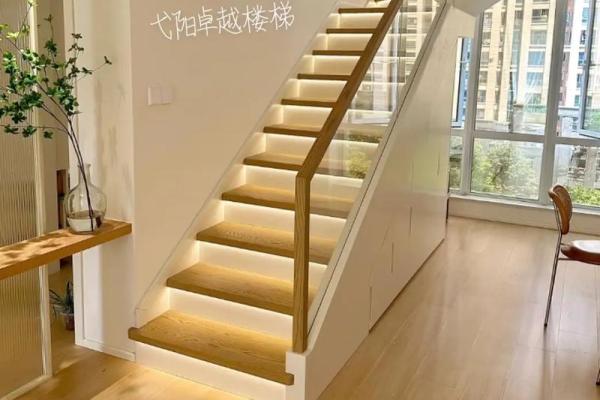 楼梯风水_一楼客厅装楼梯有讲究吗