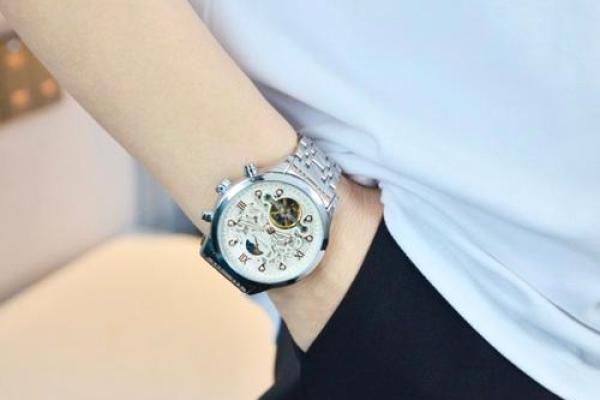 罗兰度万年历手表  八字化煞的物品有哪些