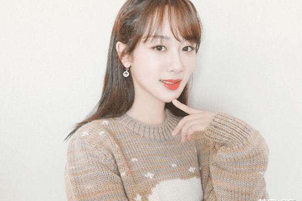 杨紫突破自我尝试新风格,把头发扎成“窜天猴”,八字眉瞬间黑化 杨紫突破自我尝试新风格,把头发扎成“窜天猴”,八字眉瞬间黑化