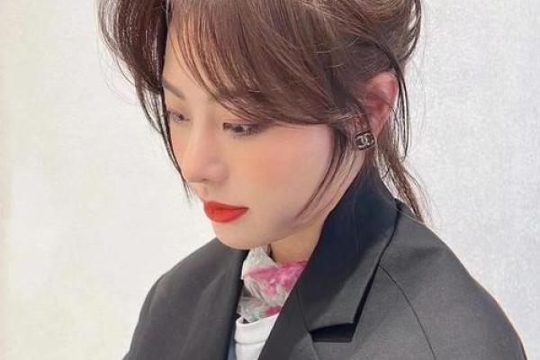 八字刘海锁骨发