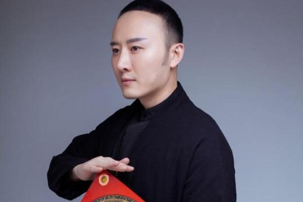 八十岁老人迷上周易大师 周易大师八字取名