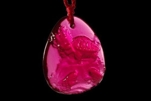 属鸡的2025年戴什么好 属鸡的2025年戴什么好呢 属鸡的2025年戴什么好 属鸡的2025年戴什么好呢