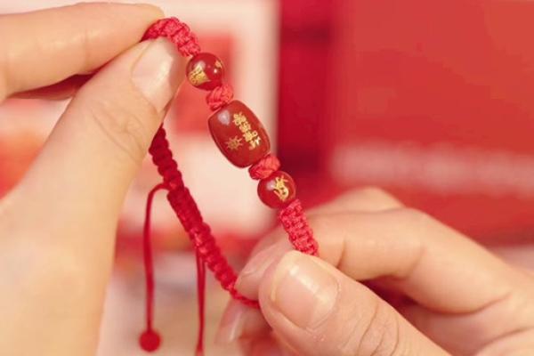属猪2025年佩戴什么_属猪2025年佩戴什么红绳好 属猪2025年佩戴什么_属猪2025年佩戴什么红绳好
