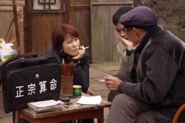 算命先生如何轻松判断你家有几口人？揭秘其背后的心理学技巧