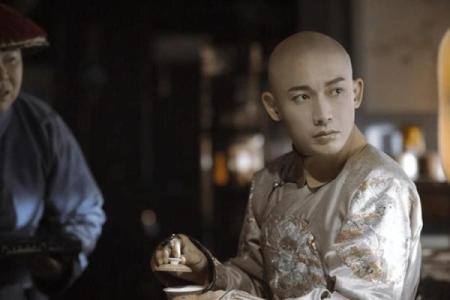 康熙拿出弘历的生辰八字，相士看后：为女必为娼，为男必为皇