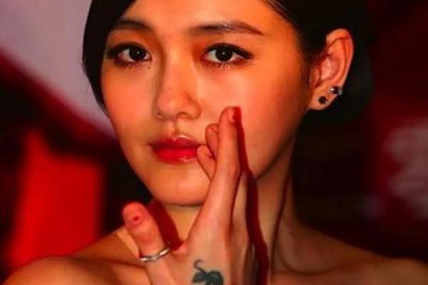 八字用官印的女人