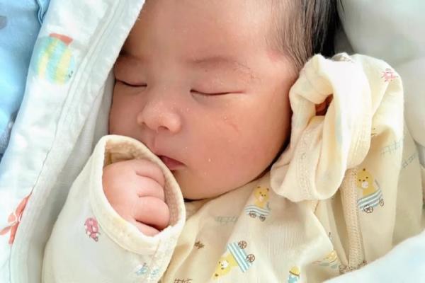 男婴眉心长“月牙”胎记，母亲带他算命后神秘失踪，至今下落不明