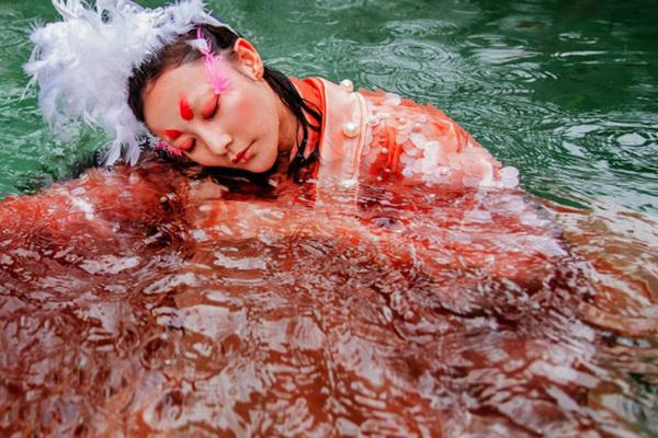 美女看客栈风水
