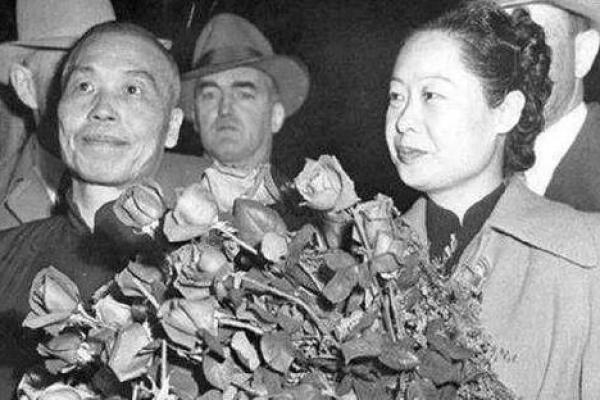 故事:民国盲人摸骨大师,叱咤政界算命五十年,晚年被女助手揭秘 故事:民国盲人摸骨大师,叱咤政界算命五十年,晚年被女助手揭秘