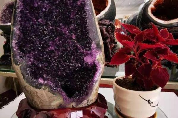 紫水晶洞摆件水晶洞风水作用 紫水晶洞摆件水晶洞风水作用