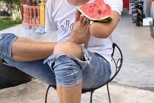 卖柴小伙算命视频